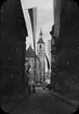 Skioptikonbild med motiv från Regensburg med Pfarrkirche St. Kassian i bakgrunden.
Bilden har förvarats i kartong märkt: Resan 1906. Bamberg 6. Regensburg 2.