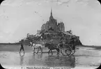 Skioptikonbild med tryckt motiv av Mont-Saint-Michel.
Bilden har förvarats i kartong märkt: Resan 1904. St. Michel. XII.