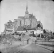 Skioptikonbild med motiv av Mont-Saint-Michel.
Bilden har förvarats i kartong märkt: Resan 1904. St. Michel. XII.