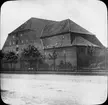 Skioptikonbild med motiv av okönd byggnad i Köpenhamn.
Bilden har förvarats i kartong märkt: Resan 1904. Köpenhamn.