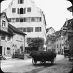 Skioptikonbild med motiv från Schlossplatz i Meersburg.
Bilden har förvarats i kartong märkt: Resan 1906. Konstanz 1. Meersbug 6.