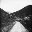 Skioptikonbild, landsapsvy. Hytta längs landsväg i Tyskland.
Bilden har förvarats i kartong märkt: Höstresan 1904. Pordoi 8. Bozen 6. N:17.