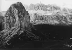 Skioptikonbild med motiv av berg i Sydtyrolen.
Bilden har förvarats i kartong märkt: Höstresan 1904. Pordoi 8. Bozen 6. N:17. Text på bild: 