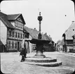 Skioptikonbild med motiv från Frankenberger Plan i Goslar. Mannen vid fontänen är troligen professor Paul Clemen, bekant till Sigurd Curman.
Bilden har förvarats i kartong märkt: Resan 1907. Gosslar 7.