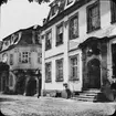 Skioptikonbild med motiv av hotell vid Lindenplatz i Bad Wimpfen.
Bilden har förvarats i kartong märkt: Resan 1907. Wimpfen 9. 01. Text på bild: 