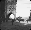 Skioptikonbild med motiv av Altstaedter Turm vid Karlsbron, Prag.
Bilden har förvarats i kartong märkt: Höstresan 1909. Prag 8. No:3. Text på bild: 