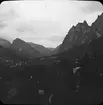 Skioptikonbild med motiv av vy över Cortina d'Ampezzo.
Bilden har förvarats i kartong märkt: Höstresan 1909. Cortina 8. No.15.