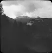 Skioptikonbild med motiv av Dolomiterna Alperna vid Cortina d'Ampezzo
Bilden har förvarats i kartong märkt: Höstresan 1909. Cortina 8. No.15. Text på bild: 