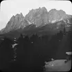 Skioptikonbild med motiv av Dolomiterna Alperna vid Cortina d'Ampezzo.
Bilden har förvarats i kartong märkt: Höstresan 1909. Cortina 8. No.15. Text på bild: 