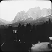 Skioptikonbild med motiv av Dolomiterna Alperna vid Cortina d'Ampezzo.
Bilden har förvarats i kartong märkt: Höstresan 1909. Cortina 8. No.15.