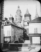 Skioptikonbild med motiv från Evreux med Cathédrale Notre-Dame d'Évreux i bakgrunden.
Bilden har förvarats i kartong märkt: Resan N:2. 1908.Evreux 5. Louviers 5. I. Text på bild: 