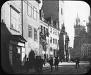 Skioptikonbild med motiv från Prag med Tynkyrkan, Teynkirche i bakgrunden.
Bilden har förvarats i kartong märkt: Höstresan 1909. Prag 7. Text på bild: 