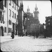 Skioptikonbild med motiv av rådhuset och Tynkyrkan, Teynkirche.
Bilden har förvarats i kartong märkt: Höstresan 1909. Prag 7. Text på bild: 