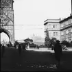 Skioptikonbild med motiv av  Altstädter Turm vid Karlsbron, Prag.
Bilden har förvarats i kartong märkt: Höstresan 1909. Prag 7. Text på bild: 