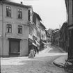 Skioptikonbild med motiv från Lange Strasse i Blankenburg.
Bilden har förvarats i kartong märkt: Vårresan 1909. Blankenburg 3. Halberstadt 2. XI.