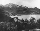 Skioptikonbild med motiv av vy över berget Den Herzogstand vid sjön Walchensee (Walchen), i närheten av Müchen.
Bilden har förvarats i kartong märkt: Höstresan 1909.Köningssee 3. München 1. Innsbruck 3. No: 13. Text på bild: 