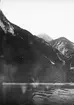 Skioptikonbild med motiv av fjällsjön Königssee i sydöstra Beyern.
Bilden har förvarats i kartong märkt: Höstresan 1909.Köningssee 3. München 1. Innsbruck 3. No: 13. Text på bild: 