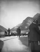 Skioptikonbild med motiv av sällskap i båtar vid fjällsjön Königssee i sydöstra Beyern.
Bilden har förvarats i kartong märkt: Höstresan 1909.Köningssee 3. München 1. Innsbruck 3. No: 13. Text på bild: 