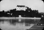 Skioptikonbild med motiv av slott sett från färd på Donau.
Bilden har förvarats i kartong märkt: Höstresan 1909. Prag 3. Donau 4. No: 4.