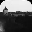 Skioptikonbild med motiv av vy över slottsområdet Hradschin i Prag.
Bilden har förvarats i kartong märkt: Höstresan 1909. Prag 3. Donau 4. No: 4. Text på bild: 