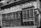 Skioptikonbild/ fotografi av tryckt bild med motiv av det Kejserliga huset, Kaiserhaus i Hildesheim.
Bilden har förvarats i kartong märkt: Vårresan 1909. Hildesheim 9. V. Text på bild: 