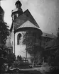 Skioptikonbild med motiv av den 1000-åriga rosenbusken vid Marienkirche i Hildesheim.
Bilden har förvarats i kartong märkt: Vårresan 1909. Hildesheim 9. V. Text på bild: 