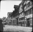 Skioptikonbild med motiv från gatan Guldenstrasse i Braunschweig.
Bilden har förvarats i kartong märkt: Vårresan 1909. Braunschweig. 8. IV. Text på bild: 