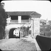 Skioptikonbild med motiv av valvport vid Schloss Hohen i Tübingen.
Bilden har förvarats i kartong märkt: Resan 1908. Tübingen 7. Text på bild: 