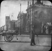 Skioptikonbild med motiv från gatan Prielmeyerstrasse i München.
Bilden har förvarats i kartong märkt: Höstresan 1909. Landeck. München 8. No:27. Text på bild: 