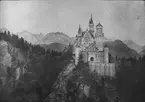 Skioptikonbild/ tryckt bild med motiv av slottet Neuschwanstein i Füssen i bayerska alperna.
Bilden har förvarats i kartong märkt: Höstresan 1909. Landeck. München 8. No:27. Text på bild: 