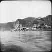 Skioptikonbild med motiv av Durnstein vid stranden av Donau i Österrike.På bilen syns den blå kyrkan, Die blaue Kirche.
Bilden har förvarats i kartong märkt: Höstresan 1909. Donau 8. No:5.