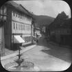 Skioptikonbild med motiv av Stolberg, sett från Rådhuset.
Bilden har förvarats i kartong märkt: Vårresan 1909. Stolberg 7. IX.