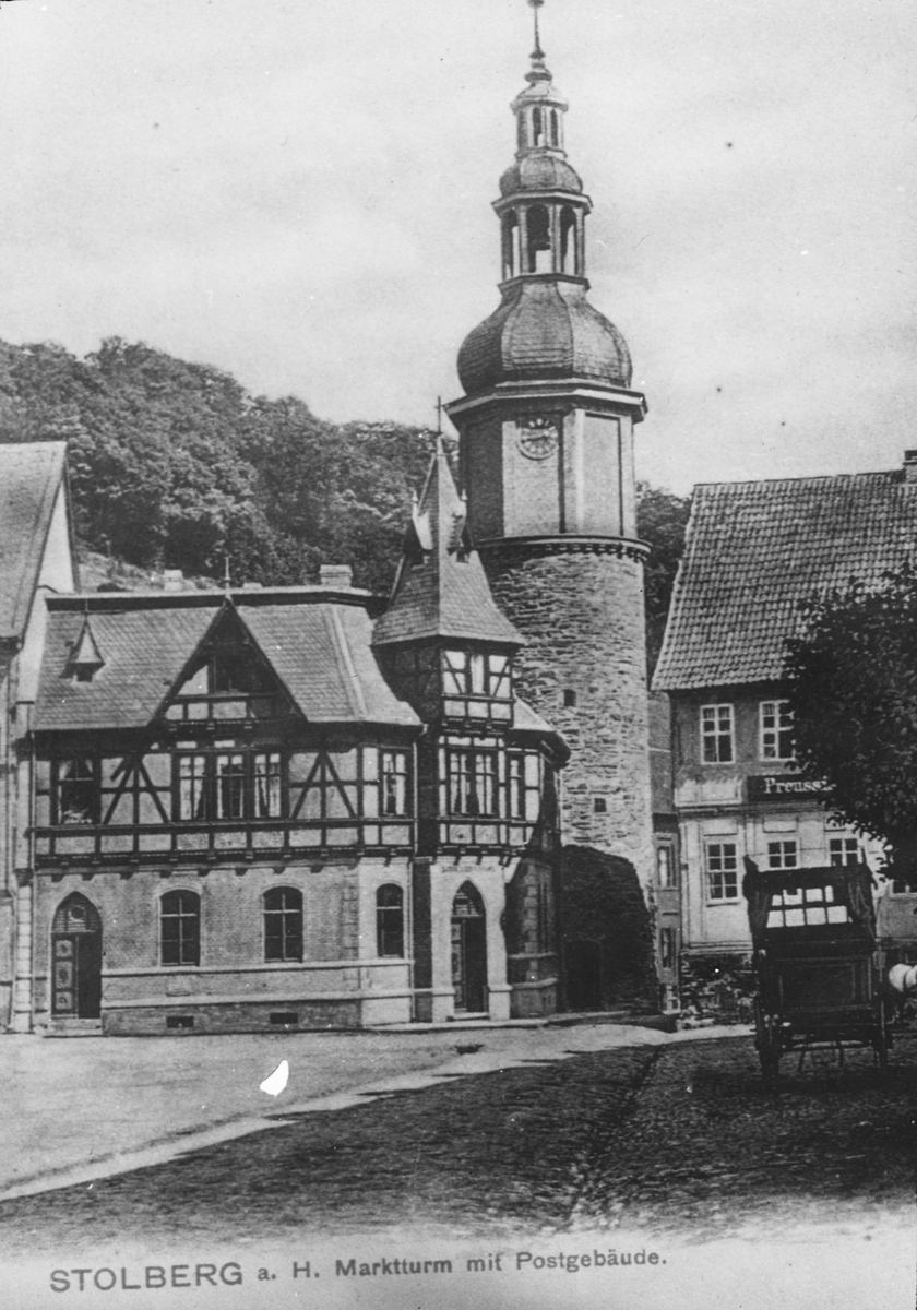 Skioptikonbild, fotografi av tryckt bild med motiv från Stolberg. Tornet Marktturm.
Bilden har förvarats i kartong märkt: Vårresan 1909. Stolberg 7. IX. Text på bild: "N. Marktturm".