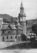 Skioptikonbild, fotografi av tryckt bild med motiv från Stolberg. Tornet  Marktturm.
Bilden har förvarats i kartong märkt: Vårresan 1909. Stolberg 7. IX. Text på bild: 