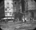 Skioptikonbild med motiv från ingången till Michaelerkirche, Wien.
Bilden har förvarats i kartong märkt: Höstresan 1909. Wien 7. No: 7. Text på bild: 