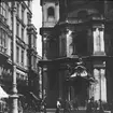 Skioptikonbild med motiv av ingången till St. Peterskirche, Wien.
Bilden har förvarats i kartong märkt: Höstresan 1909. Wien 7. No: 7. Text på bild: 