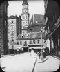 Skioptikonbild med motiv från gata i Wien med Michaeler Kirche i bakgrunden.
Bilden har förvarats i kartong märkt: Höstresan 1909. Wien 7. No: 7. Text på bild: 