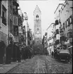 Skioptikonbild med motiv från Sterzing med stadsmurstornet Zwölferturm.
Bilden har förvarats i kartong märkt: Höstresan 1909. Innsbruck. Sterzing. Cortina. No:14