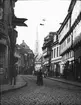 Skioptikonbild med motiv från gata i Halberstadt.
Bilden har förvarats i kartong märkt: Vårresan 1909. Halberstadt 8. XIII. Text på bild: 