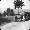 Skioptikonbild med motiv av Paul Clemen med sällskap vid automobil längs landsväg i Auer i provinsen Bolzano-Bozen.
Bilden har förvarats i kartong märkt: Höstresan 1909. Bozen. Auer. 8. No: 18. Text på bild: 