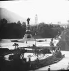 Skioptikonbild med motiv från Piazza Dante i Trient.
Bilden har förvarats i kartong märkt: Höstresan 1909. Bozen. Auer. 8. No: 18. Text på bild: 