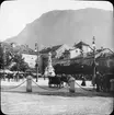 Skioptikonbild med motiv från Walterplatz i Tyska provinsen Bozen i Italien. Monumentet förställer sångaren Walther von der Vogelweide.
Bilden har förvarats i kartong märkt: Höstresan 1909. Köningssee. Text på bild: 