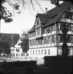 Skioptikonbild med motiv från gården till det cistercianskta munkklostret i Maulbronn.
Bilden har förvarats i kartong märkt: Resan 1908. Maulbronn 8. Text på bild: 