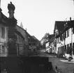 Skioptikonbild med motiv av fontän i Gernsbach.
Bilden har förvarats i kartong märkt: Resan 1908. Schwartzwald. Gersbach. Herrenalb 8.