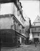 Skioptikonbild med motiv från gata vid Place Saint-Pierre i Vannes.
Bilden har förvarats i kartong märkt: Resan 1908. Vannes. XXI.