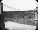 Skioptikonbild med motiv av bro över floden Vilaine i La Roche Bernard.
Bilden har förvarats i kartong märkt: Resan 1908. Vannes. XXI.