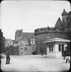 Skioptikonbild med motiv av slottet Le Château des Ducs de Bretagne och katedralen Cathédrale St. Pierre (St. Paul). 

Bilden har förvarats i kartong märkt: Resan 1908. Vannes. XXI. Text på bild: 