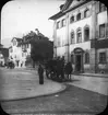 Skioptikonbild med motiv av man med häst och vagn fylld med tunnor, i Luzern.
Bilden har förvarats i kartong märkt: Höstresan 1907. Luzern 6. Geneve 1. No:6.