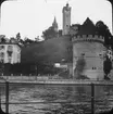 Skioptikonbild med motiv från Geneve, möjligen Chateau Chillon.
Bilden har förvarats i kartong märkt: Höstresan 1907. Luzern 6. Geneve 1. No:6.