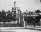 Skioptikonbild med motiv av monument i Quai du Mont-Blanc i Geneve, vid hotellet Richemond.
Bilden har förvarats i kartong märkt: Höstresan 1907. Luzern 6. Geneve 1. No:6.